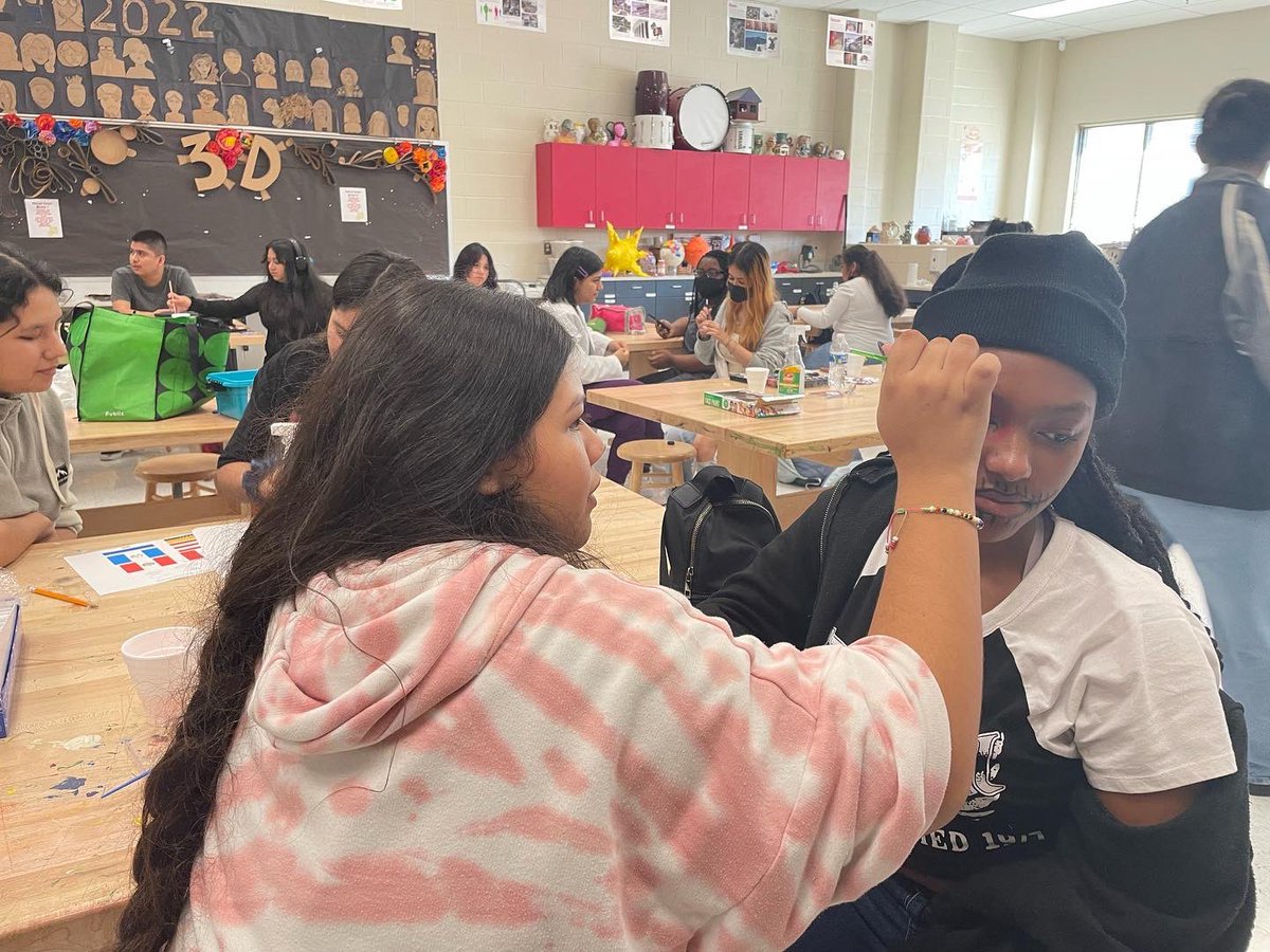 ohsmudnmetals's tweet photo. #artclub practicing their face painting skills for our #HispanicHeritageMonth event tomorrow night! @rlosbornehs #cobbartrocks #artedsga #arteducation #artteacher https://t.co/BNXB08WvCn