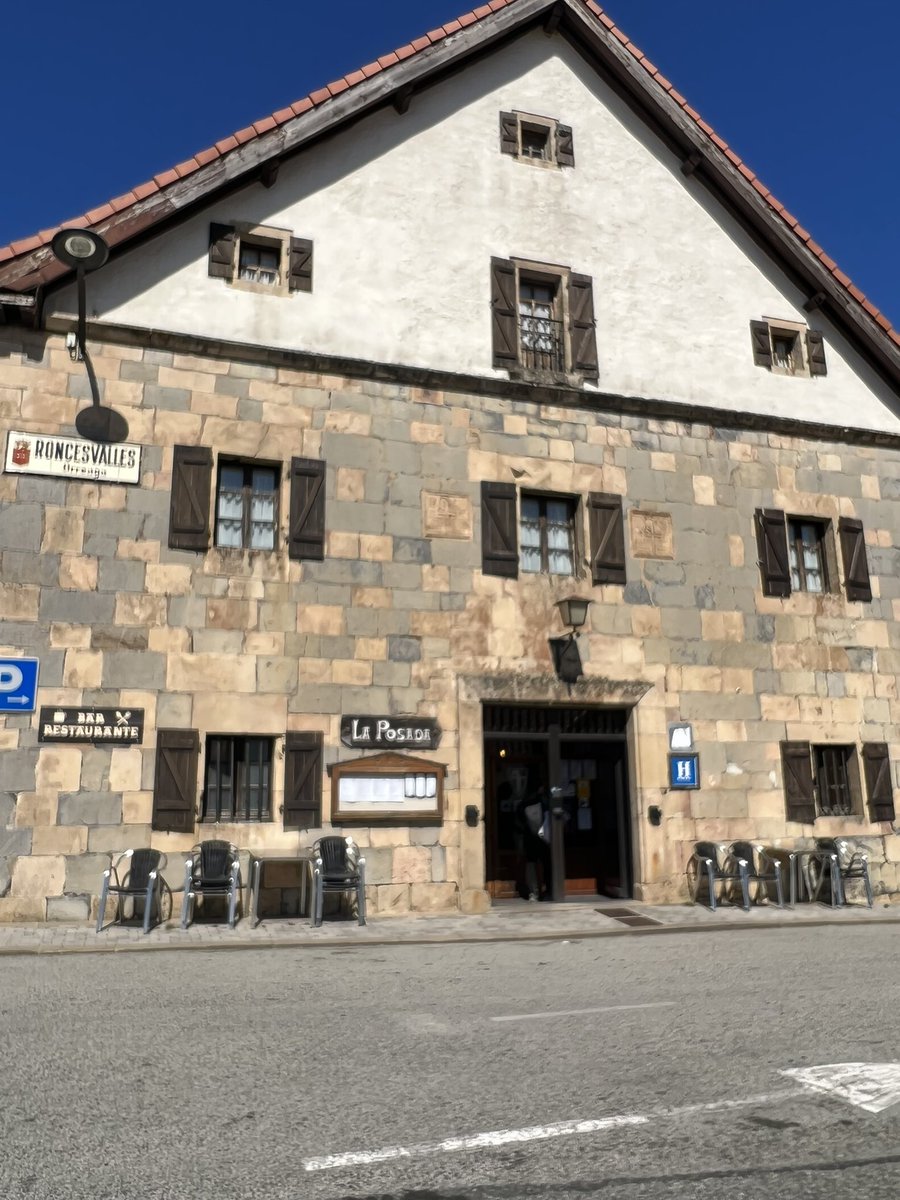 corinne_crabe's tweet photo. Et une arrivée devant la colegiata au cœur du tout petit village. #saintjacquesdecompostelle #saintjacques #santiago #saintjeanpieddeport #camino #caminodesantiago #caminofrances #randonnée #paysbasque #navarre #navarra #paisbasco #pyrenees #pirineos @paysbasque_tourisme https://t.co/Df4GrrA9f6