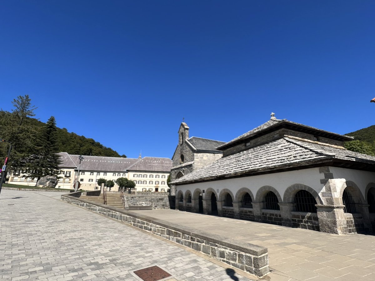 corinne_crabe's tweet photo. Et une arrivée devant la colegiata au cœur du tout petit village. #saintjacquesdecompostelle #saintjacques #santiago #saintjeanpieddeport #camino #caminodesantiago #caminofrances #randonnée #paysbasque #navarre #navarra #paisbasco #pyrenees #pirineos @paysbasque_tourisme https://t.co/Df4GrrA9f6