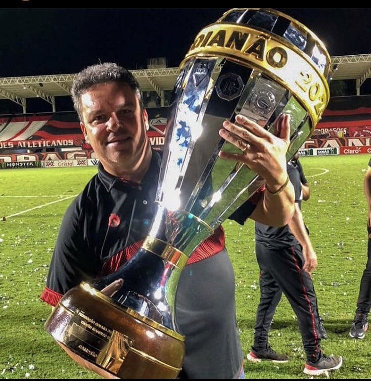 Eu apoio e respeito porque por traz  de um dirigente existe um ser humano pai de família honrado e acima de tudo honesto e que a 17 anos está aí à frente junto com todos os diretores e ex presidente do <a href="/ACGOficial/">Atlético Goianiense</a> que transformou a história e a realidade do nosso clube @AdsonBati