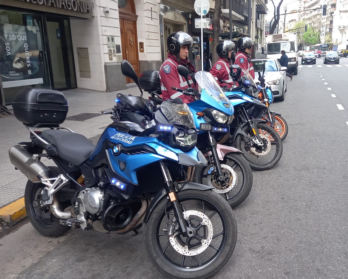 MHPineiro's tweet photo. Sostenida baja del delito de robo con moto "Motochorros" en la Ciudad.
Esto se logra con una planificación profesional y eficiente con el #Mapadeldelito, investigaciones precisas y la actitud y entrega constante de la @Policia_ciudad. @MarceDaless @AnibalFalivene @SeguridadBA https://t.co/mnaFWoErD0