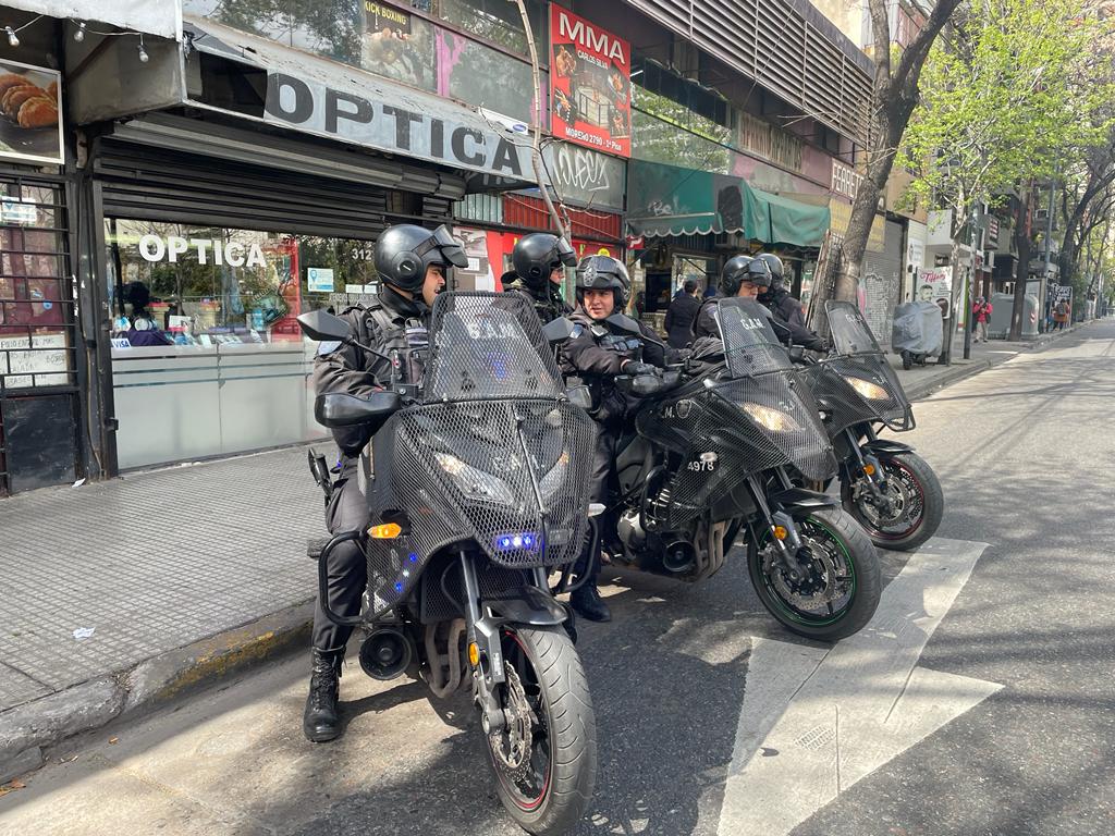 MHPineiro's tweet photo. Sostenida baja del delito de robo con moto "Motochorros" en la Ciudad.
Esto se logra con una planificación profesional y eficiente con el #Mapadeldelito, investigaciones precisas y la actitud y entrega constante de la @Policia_ciudad. @MarceDaless @AnibalFalivene @SeguridadBA https://t.co/mnaFWoErD0
