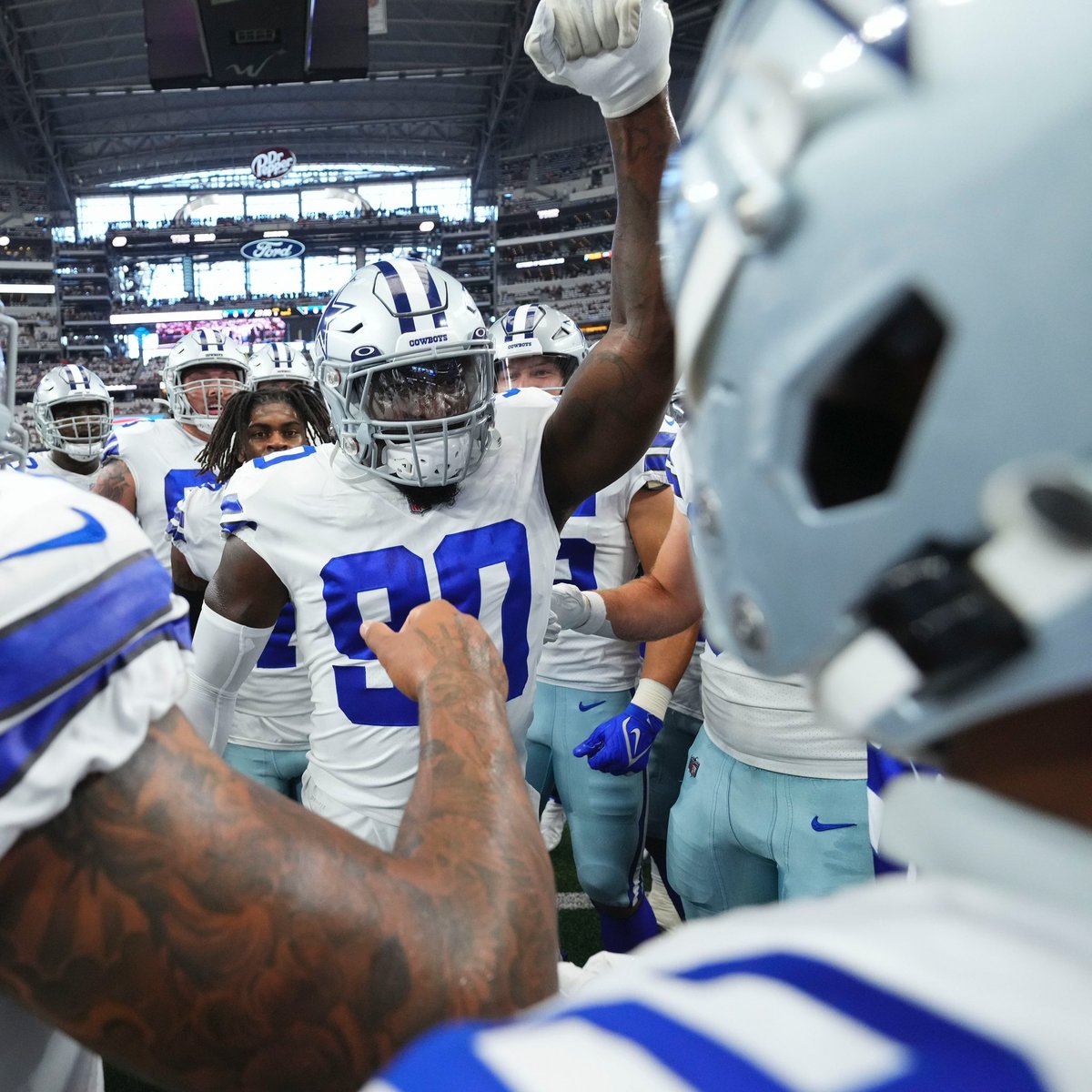 Leadership doesn’t start on Gameday. It starts way before you even put on the pads or lace up the cleats. It starts everyday in your daily decisions and commitments to go above and beyond in every aspect of your life. Faith, Family, Mind and Body. 🤘🏿 #Leadership