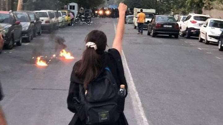 lAjwZIW0JfH68wi's tweet photo. Στο πλευρό των γυναικών στο Ιράν. Αγώνας για ζωή με δικαιώματα. #MashaAmini https://t.co/zwD9f8iu9j