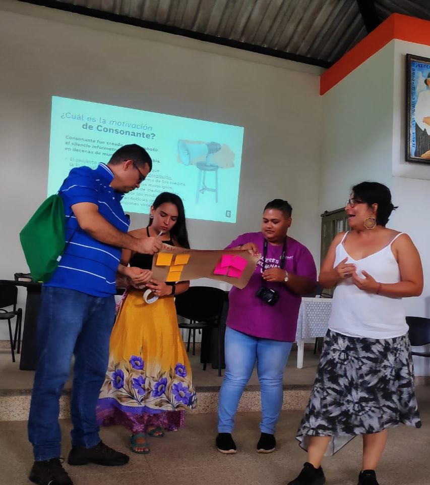 PnudColombia's tweet photo. Estamos construyendo red de comunicación para cuidar la #Amazonía y cultivar #paz ambiental junto con equipos de comunicaciones de Yarí, La Perla, la  iniciativa Consonante de la Fundación para la Libertad de Prensa 📽️🐆🌳en alianza con @CorazonAmazonia, y #Probosques de GIZ. https://t.co/pJAaTiEzTN
