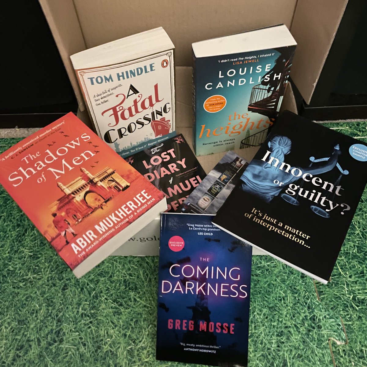 🚨GIVEAWAY!🚨

So I recently hit 6K followers, so to say thanks for being here for my bookish chat it’s #giveaway time!

To win these 3 brilliant crime books, some samplers and a bookmark:

Follow me
RT
Tag pals!

Closes 8pm 26/09. UK only, sorry. #BookTwitter #Competition #win
