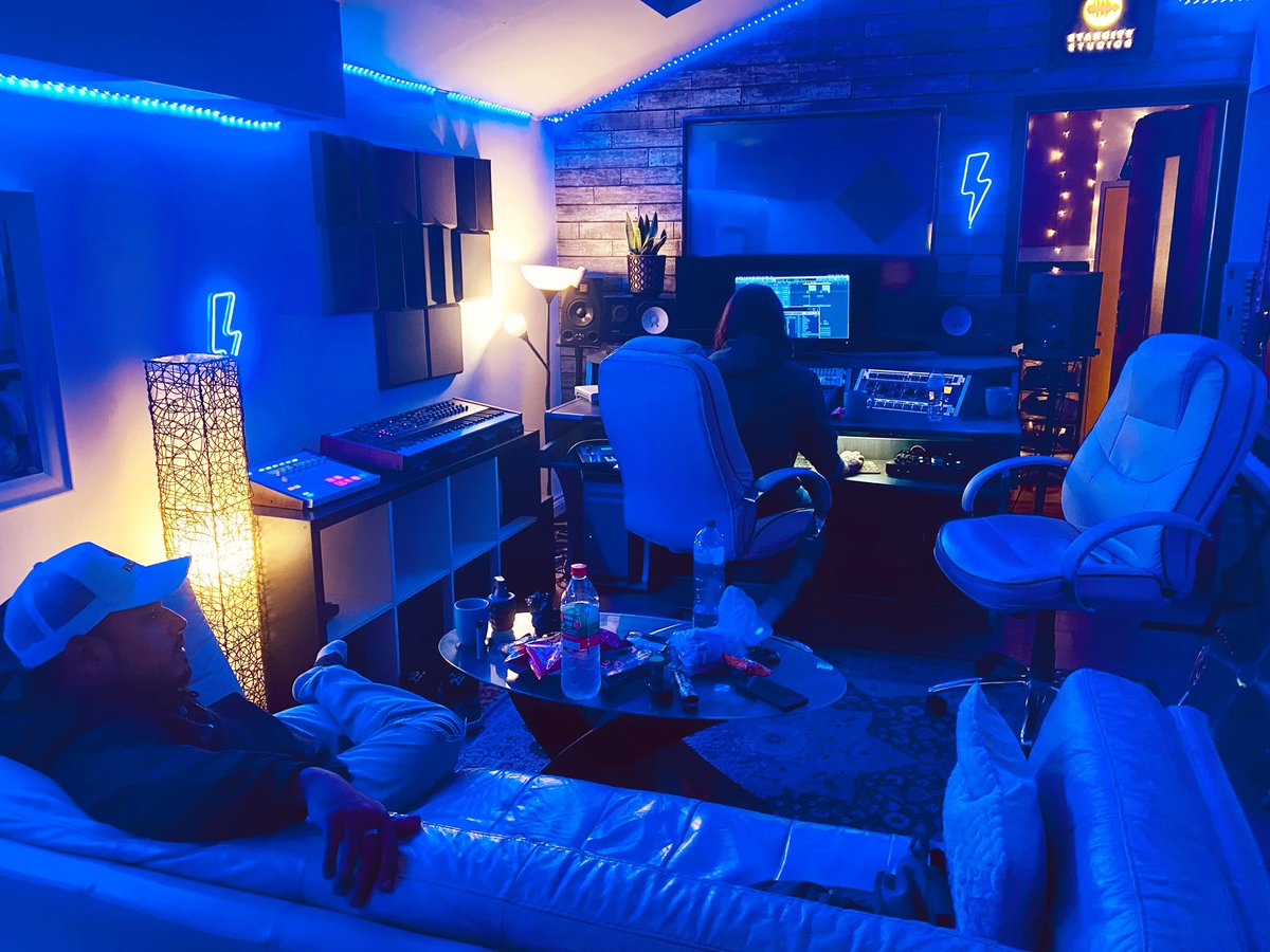 StarcityStudios's tweet photo. Ooozing with vibe #recordingstudio #surrey #writingcamp https://t.co/ZqUmrPpx1A