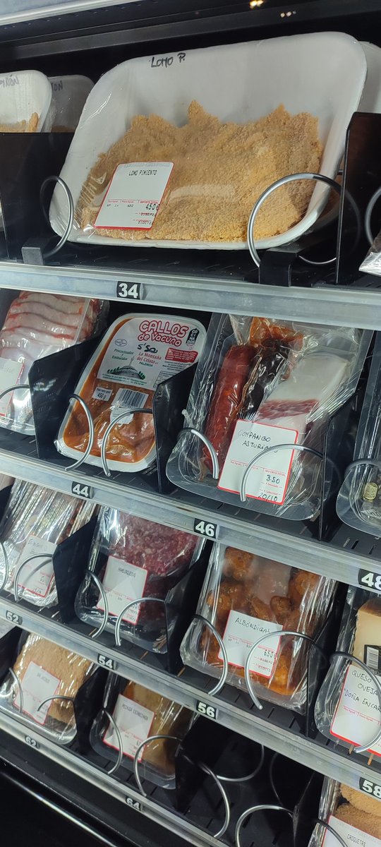 palomaureta's tweet photo. Acabo de descubrir en Valladolid una máquina dispensadora de cachopos y croquetas https://t.co/zEEYb9Gwl6