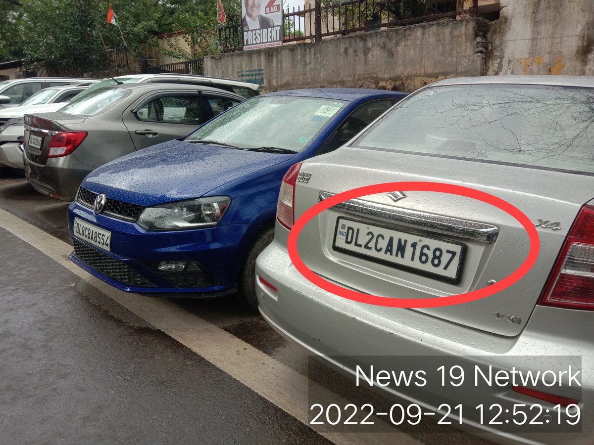 mitwa_sanjay's tweet photo. मान्यवर महोदय @dtptraffic @dtchq_delhi  ये सब कारे तीस हजारी कोर्ट के सामने मुख्य मार्ग पर खड़ी दिखाई दी जिनकी वजह से आम यातायात बाधित होता है; कृपया संज्ञान में ले; पार्ट 01 https://t.co/9k53NyetLz
