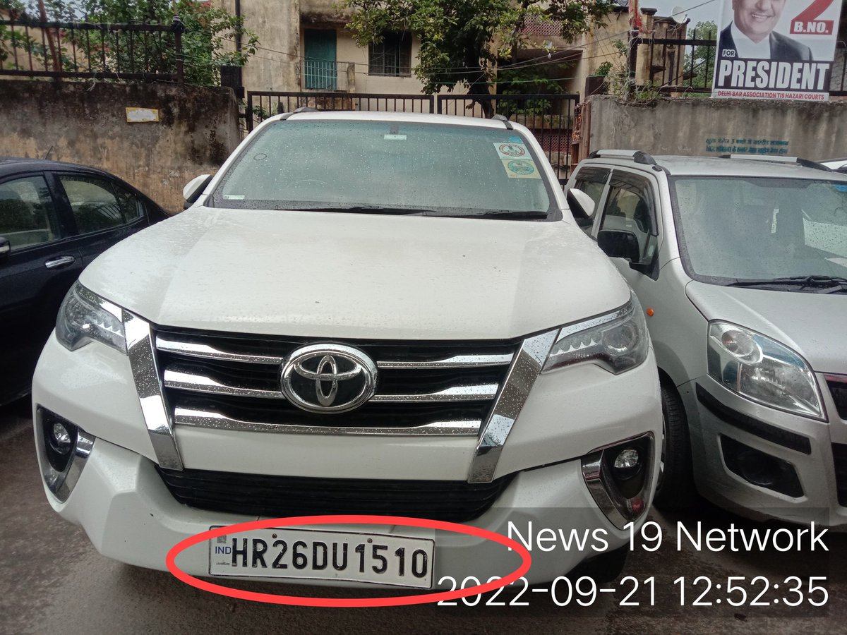 mitwa_sanjay's tweet photo. मान्यवर महोदय @dtptraffic @dtchq_delhi  ये सब कारे तीस हजारी कोर्ट के सामने मुख्य मार्ग पर खड़ी दिखाई दी जिनकी वजह से आम यातायात बाधित होता है; कृपया संज्ञान में ले; पार्ट 01 https://t.co/9k53NyetLz