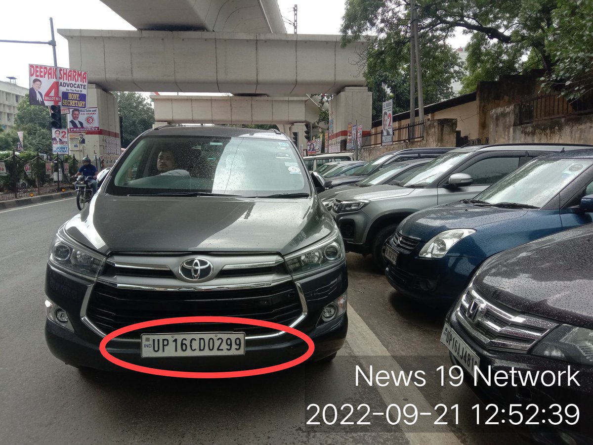 mitwa_sanjay's tweet photo. मान्यवर महोदय @dtptraffic @dtchq_delhi  ये सब कारे तीस हजारी कोर्ट के सामने मुख्य मार्ग पर खड़ी दिखाई दी जिनकी वजह से आम यातायात बाधित होता है; कृपया संज्ञान में ले; पार्ट 01 https://t.co/9k53NyetLz
