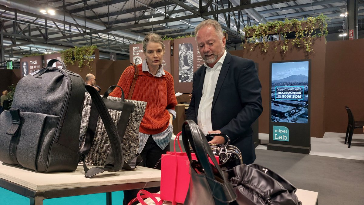 FieraMilanoSpa's tweet photo. #mipellab, innovativo concept digitale e fieristico dedicato al sourcing produttivo italiano di pelletteria. #Assopellettieri in collaborazione con #Lineapelle. 
A #FieraMilano. 

#2022infiera #connect2025 #Finallytogether https://t.co/eOWrlo61K7