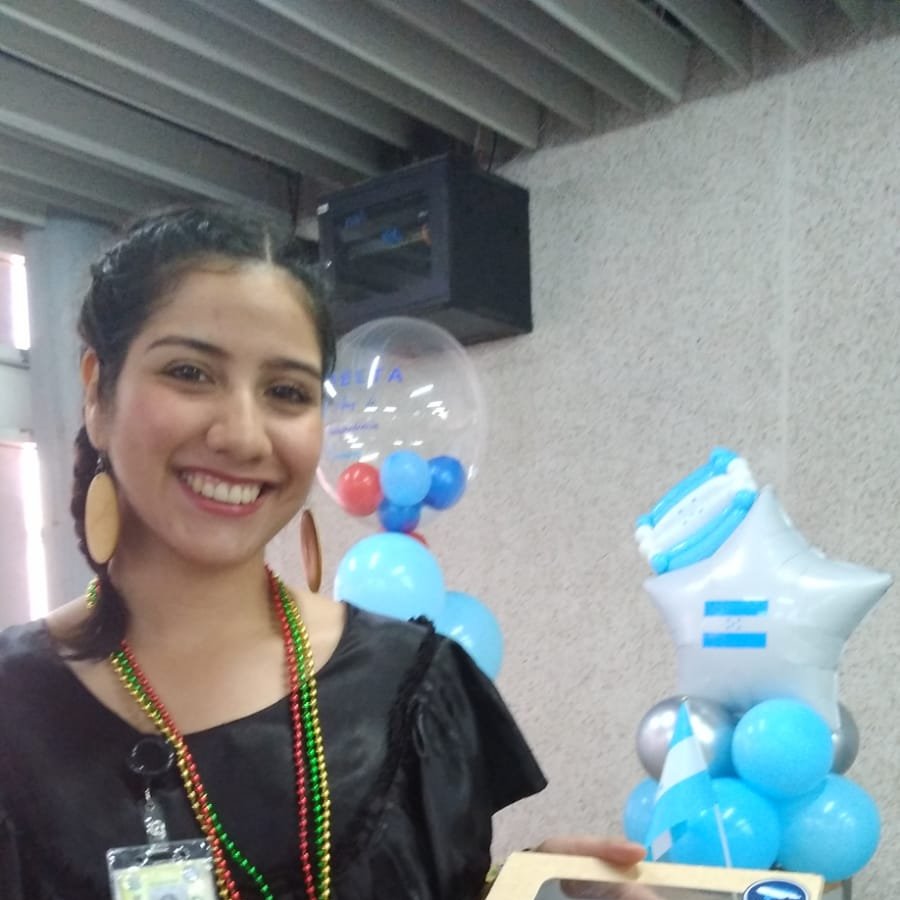 Ehisahn's tweet photo. #SPS Con trajes típicos, collares, dulces catrachos y rosquillas los colaboradores de la aerolínea Delta Airlines festejaron con los pasajeros las fiestas patrias  en el Aeropuerto Internacional Ramón Villeda Morales!!! ✈️🇭🇳🛩️🇺🇲 https://t.co/cxwOTU9XtA