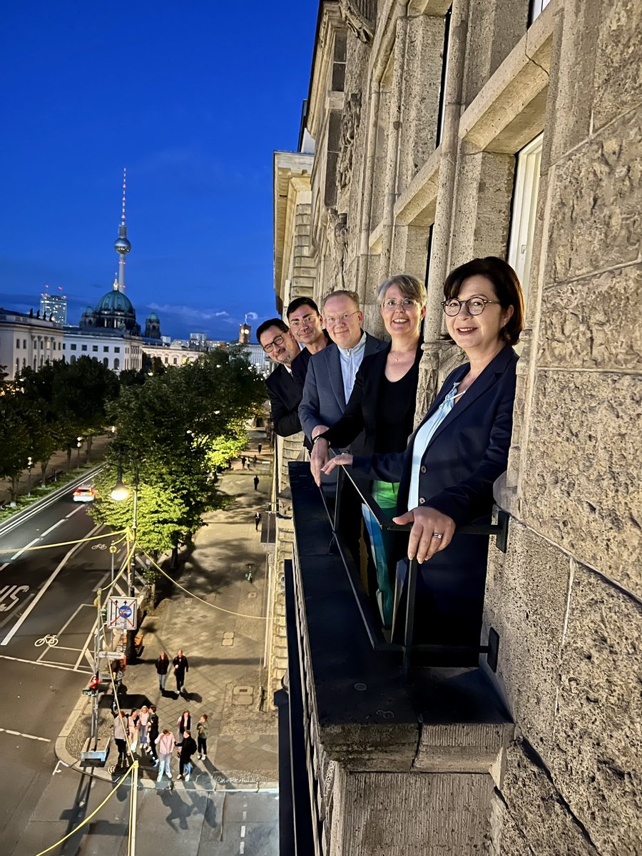 tuevnordpolitik's tweet photo. Ein gelungener Auftakt des #ZweitWohnClub.s von @MichaelRueter Martina Rozok @andrej_gross und @PorterBerlin heute Abend in der #UDL17 in den Räumen des #tuevnord. Das berühmte #Balkonfoto durfte nicht fehlen! https://t.co/ZR3WJmqiQm