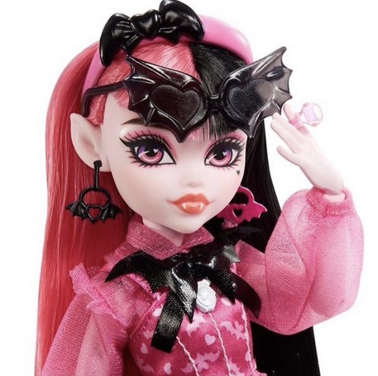 scaritage's tweet photo. Generation 3 basic Draculaura doll prototype vs final release https://t.co/W9pd6V8Ifu