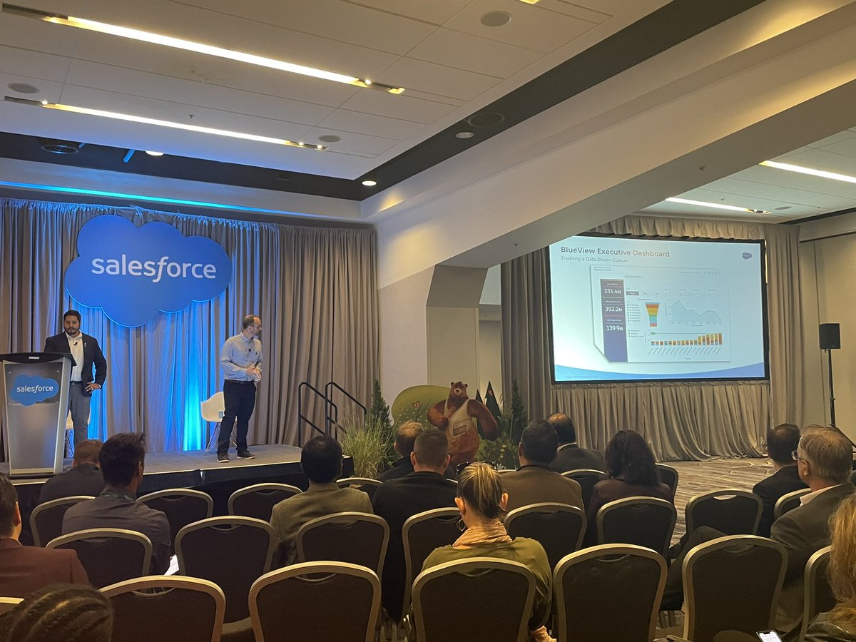b__carn's tweet photo. .@Salesforce and @johnsoncontrols presenting on the value of Signature Success! I know these guys! #DF22 #MAE https://t.co/s5CeRo2W7g