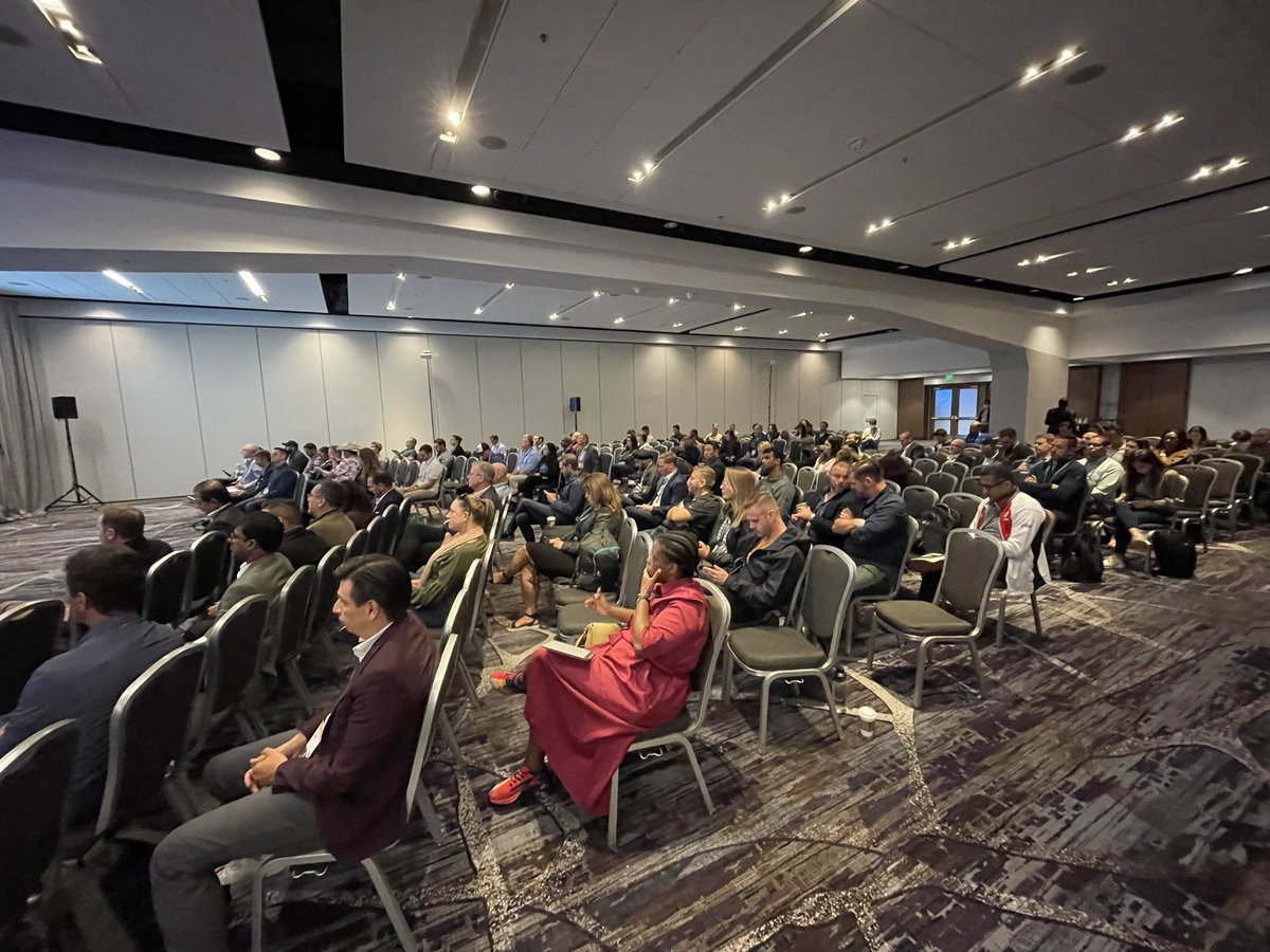 b__carn's tweet photo. .@Salesforce and @johnsoncontrols presenting on the value of Signature Success! I know these guys! #DF22 #MAE https://t.co/s5CeRo2W7g