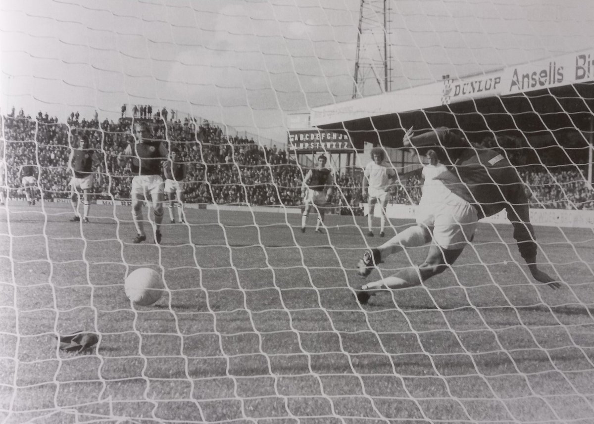 AndrewUllah's tweet photo. A Ray Graydon hat-rick and a Leighton Philips debut On This Day 1974 @AVFCOfficial 3-0 @MillwallFC Gate 21,375 #astonvillafootballclub #astonvillafc #astonvilla #AVFC #VillaPark #RayGraydon https://t.co/BzX6G23d6o