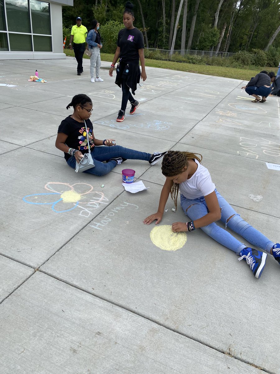 GiulianoELA6's tweet photo. #chalk4peace on World Peace Day! @CrecArtsMiddle1 https://t.co/Zvt9Pfy4OL