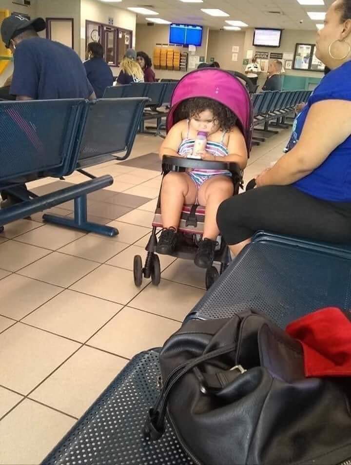 Cosasdebarrio2's tweet photo. No mame doña ya mejor comprele un chevy  esa madre ya pistea https://t.co/jNsI0rIc1B