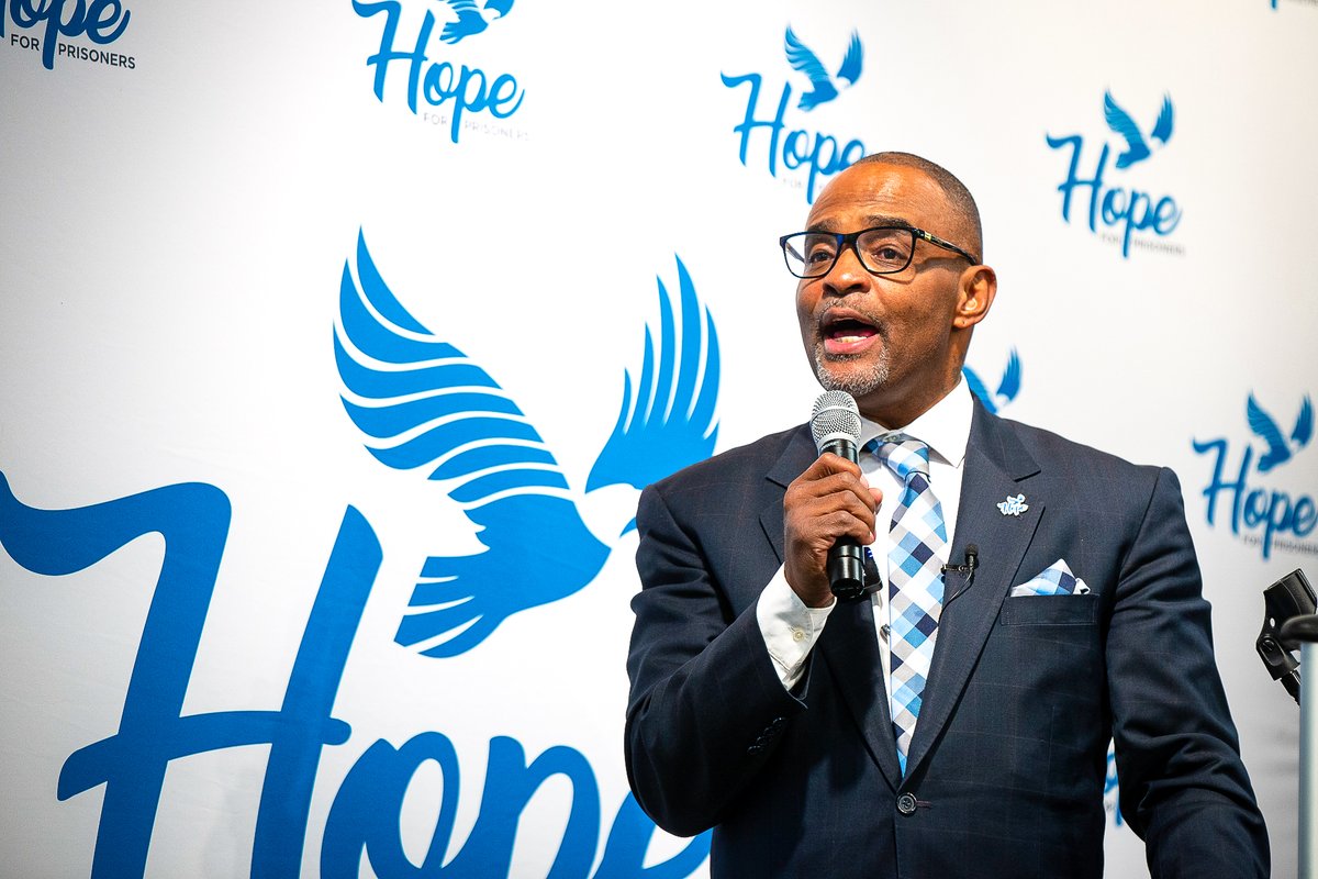 🤩We love to see excellence recognized. S/o to @hope4prisoners1 CEO @JonDPonder for taking home the Bishop Omar Jahwar Inspired Impact Award at @NLCharities’s Dream Ball Gala. 🙌🏿 Their work turning the formerly incarcerated into community leaders would make the bishop proud.