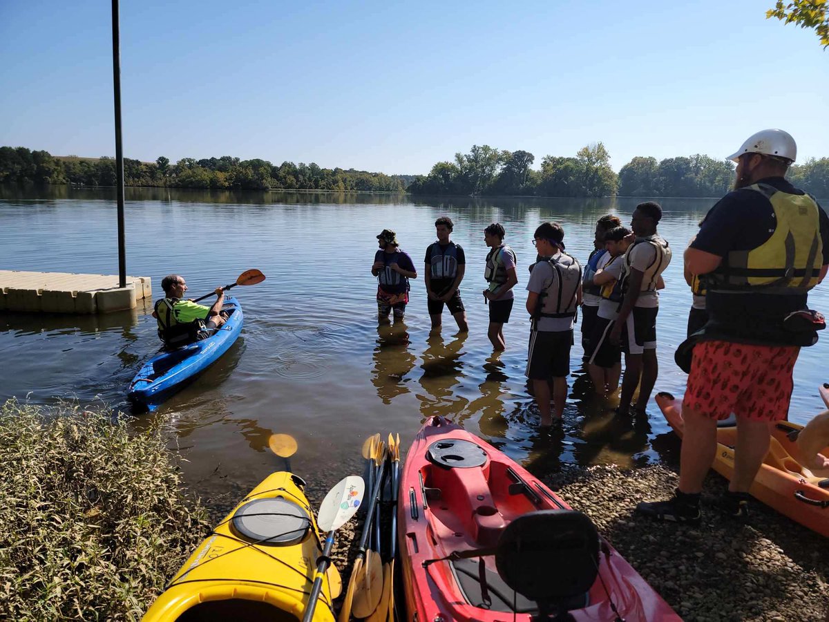 LCBirdHPE's tweet photo. Advanced PE and Fit for Life students enjoyed a fun field trip kayaking at Dutch Gap today 

@atblanton73 https://t.co/B2JF1OHo6m