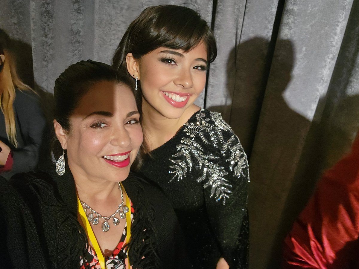 Desireevelez10's tweet photo. Great interviews with @Xolo_Mariduena and @_XochitlGomez at the 26th annual gala of #nationalhispanicfoundationofthearts #mayflowerhotel #DC #clickonthis #DesireeVelez #cohost https://t.co/YqCd7zi6yr