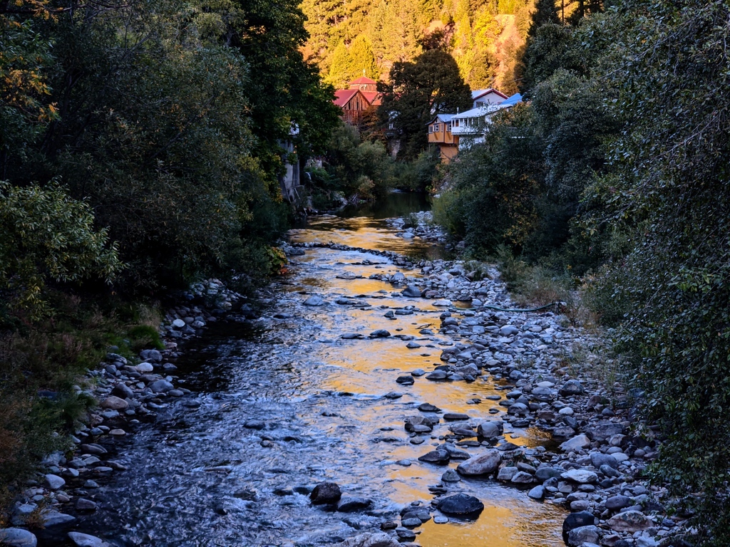 LureResort's tweet photo. The fall equinox is upon us- have you made your autumn plans at the Lure yet? There's plenty to do in the cooler weather seasons, too! 

#LureResort #LureLife #LostSierra #adventuredestination #getaway #cabincamping #campfire #summernights #vacationstay https://t.co/Zd8ZfVwfY2
