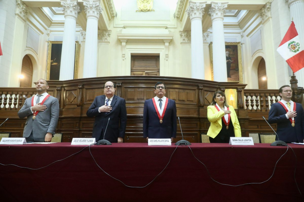 AlejoMunante's tweet photo. 📸 #Galería | Presentación de la moneda conmemorativa del Bicentenario del @congresoperu, junto al presidente del @bcrpoficial, Julio Velarde.
#BicentenarioCongreso #ConstruyendoDemocracia #20Set https://t.co/bxkgi7xo8G
