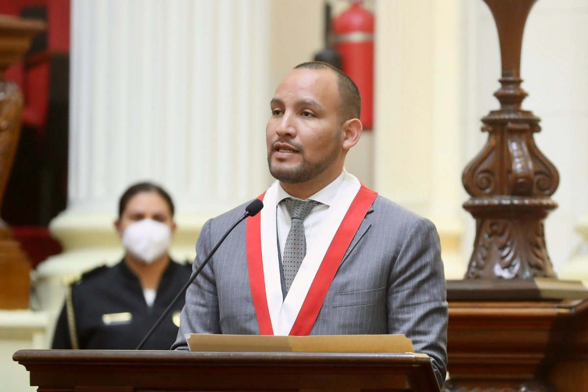 AlejoMunante's tweet photo. 📸 #Galería | Presentación de la moneda conmemorativa del Bicentenario del @congresoperu, junto al presidente del @bcrpoficial, Julio Velarde.
#BicentenarioCongreso #ConstruyendoDemocracia #20Set https://t.co/bxkgi7xo8G