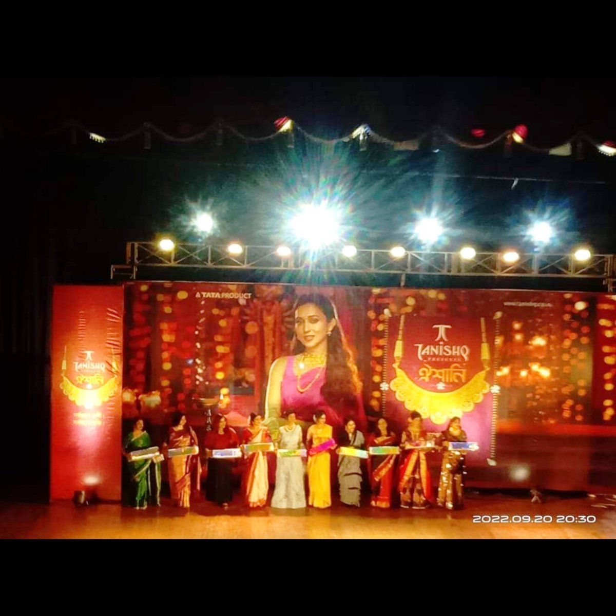MANASIP84407897's tweet photo. We are sharing the stage ...
#tanishq 
#Tanishqjwellery https://t.co/HhkgDgMOXD