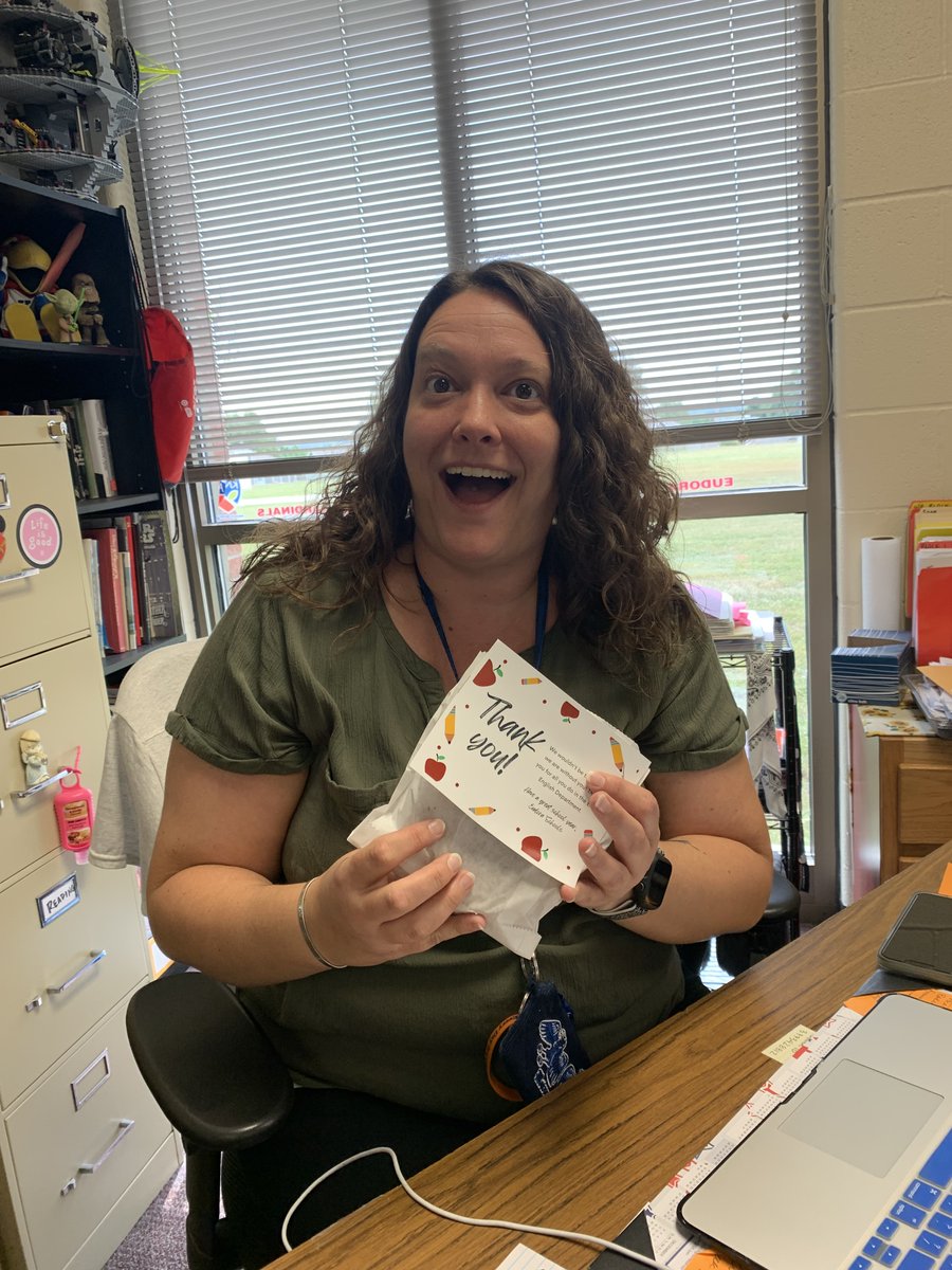EudoraSchools's tweet photo. Our afternoon Gratitude Goodies went to our wonderful EMS English Language Arts Teachers! Thank you for always working so hard for our students! #GratitudeGoodies #EudoraProud https://t.co/dURT8BfYqR