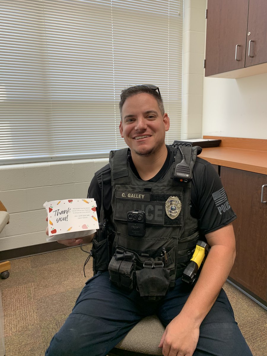 EudoraSchools's tweet photo. This morning our EHS Math team and our SROs received Gratitude Goodies! We can't thank you enough for all your work! #GratitudeGoodies #EudoraProud https://t.co/xIjzSyCcZM