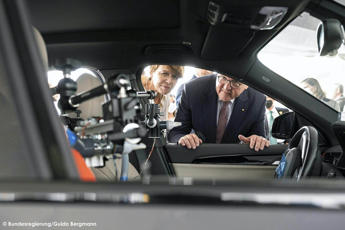 AlemaniaMexi's tweet photo. El Presidente Frank-Walter #Steinmeier 🇩🇪viajó a #Guadalajara donde visitó la planta de Continental en la que se fabrican diversos componentes para el sector de  "Smart Mobility". Su centro de investigación transforma las ideas innovadoras en soluciones para la industria. https://t.co/0TP2lYS5ve