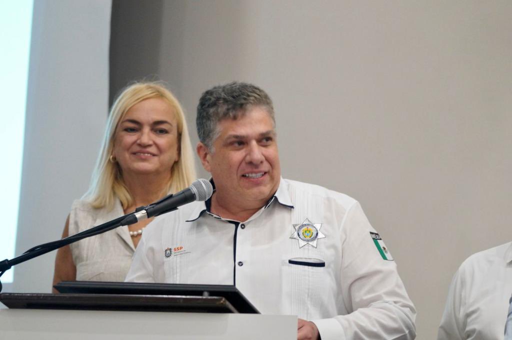 HGutierrez_M's tweet photo. Hoy, en representación del Gobierno de Veracruz, recibí un reconocimiento por parte de la @AMESP_oficial, por la política estatal implementada, a través de la Secretaría de Seguridad Pública, para la reducción de la incidencia de delitos de alto impacto en la entidad. https://t.co/6uSMxXD8IQ