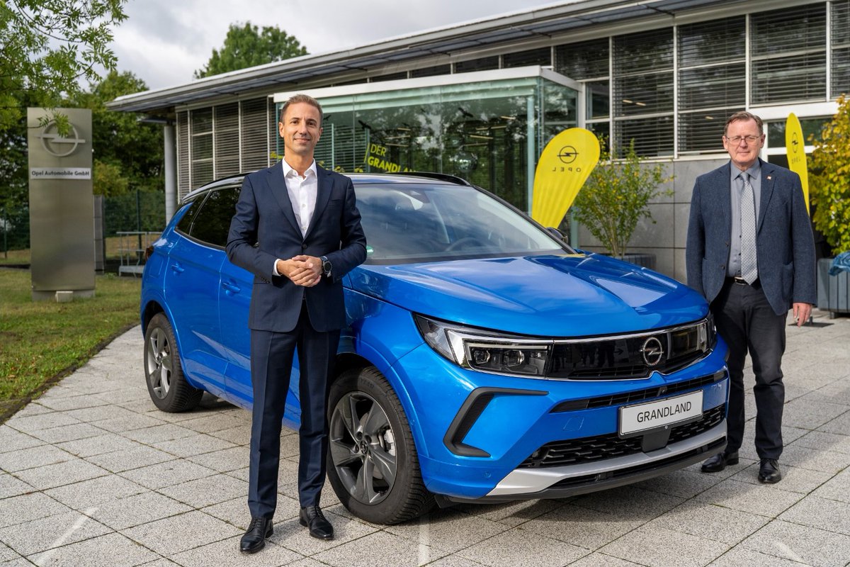 Riwal888's tweet photo. Riwal888 - #Blog: 30 Years #Opel in #Eisenach 🇩🇪: Visitors 👨👩👧👧 Enjoy Open Day
#OpelGrandland 🚙 #SUV #IntelliLux #LEDPixel #OpelVizor #OpelDesign #ThisIsOpel https://t.co/B309pvOUMt https://t.co/bsClI0EUHH