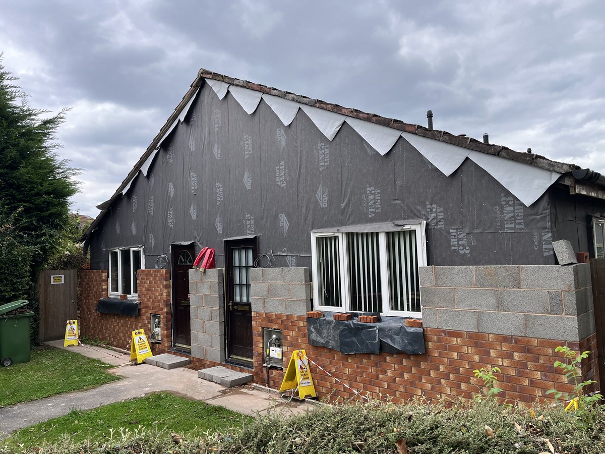 SamS_Halton's tweet photo. Great to get out and about today with @MuirGroupHA Leadership folk to see our latest refurb programme in #Warrington with @FrankRogersBC . Another step closer to delivering our decarb commitments 👍🏻🌍 https://t.co/mG8D3edcpn