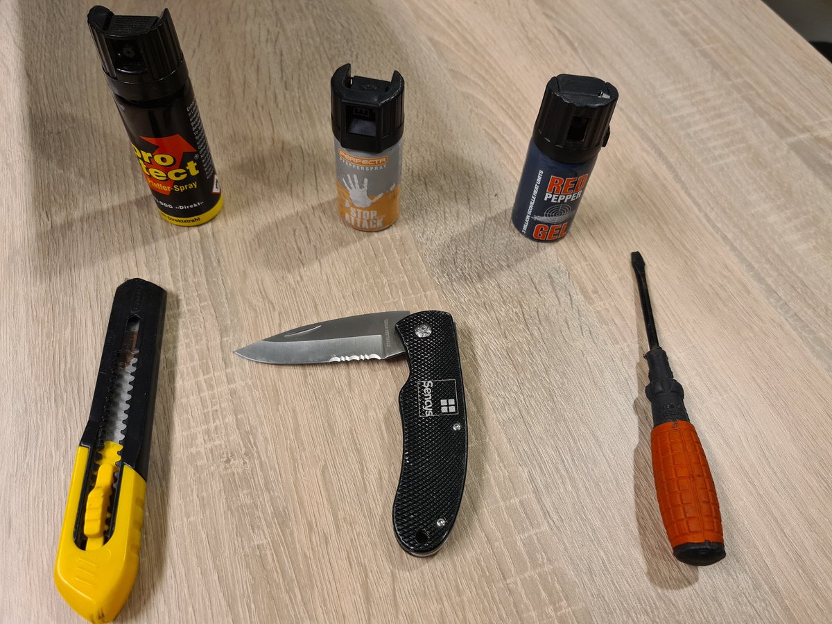 Tijdens preventief fouilleren meerdere #wapens, zoals messen, een geslepen schroevendraaier en pepperspray busjes, aangetroffen in #Krispijn. Diverse personen hebben een proces verbaal gekregen voor #wapenbezit. Soortgelijke acties houden we vaker de komende tijd! #Dordrecht