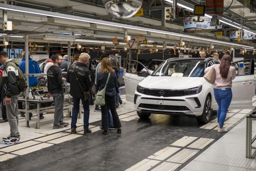 Riwal888's tweet photo. Riwal888 - #Blog: 30 Years #Opel in #Eisenach 🇩🇪: Visitors 👨👩👧👧 Enjoy Open Day
#OpelGrandland 🚙 #SUV #IntelliLux #LEDPixel #OpelVizor #OpelDesign #ThisIsOpel https://t.co/B309pvOUMt https://t.co/bsClI0EUHH