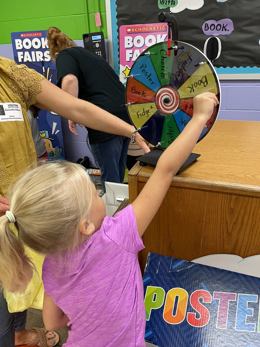 mia_tappe's tweet photo. Book Fair &amp; Apple Tasting in K today! 📚🍎 https://t.co/JhJiwZO3Pu