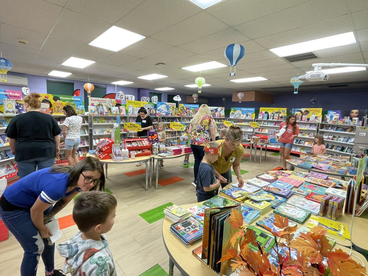 Book Fair &amp; Apple Tasting in K today! 📚🍎