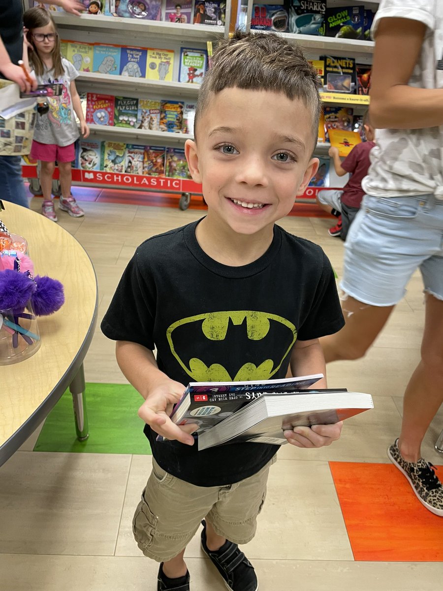 mia_tappe's tweet photo. Book Fair &amp; Apple Tasting in K today! 📚🍎 https://t.co/JhJiwZO3Pu