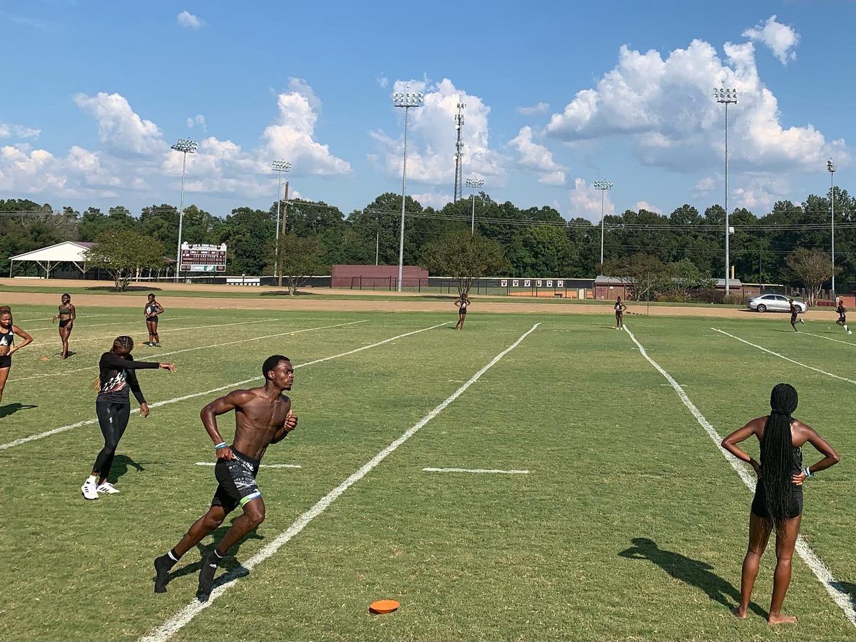 Coach_3906's tweet photo. Grass Runs today!!!!!
@HCCTrackField
#trusttheprocess
#theprocessworks https://t.co/KDp2Bl8Dwi