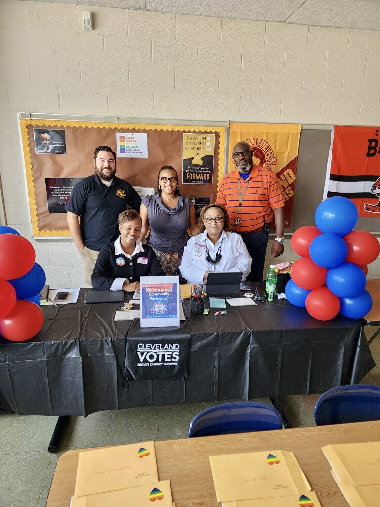 CreativeCommu17's tweet photo. CCC would like to thank East Tech High School in Cleveland, Ohio! Together we celebrated the 10th anniversary of National Voter Registration Day! It was exciting to support the students as they made the decision to become registered voters! #VoteReady #NVRD #clevotes #uback2u https://t.co/O4o4DL2DmB