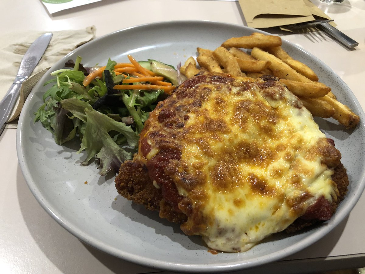 ChickParmaBloke's tweet photo. A tasty, though criminally overpriced mini #ChickenParma @angleseahotel 

Only a handful of chips &amp; a few scraps of salad. 

6.5 / 10 https://t.co/vOQTPa3LaB