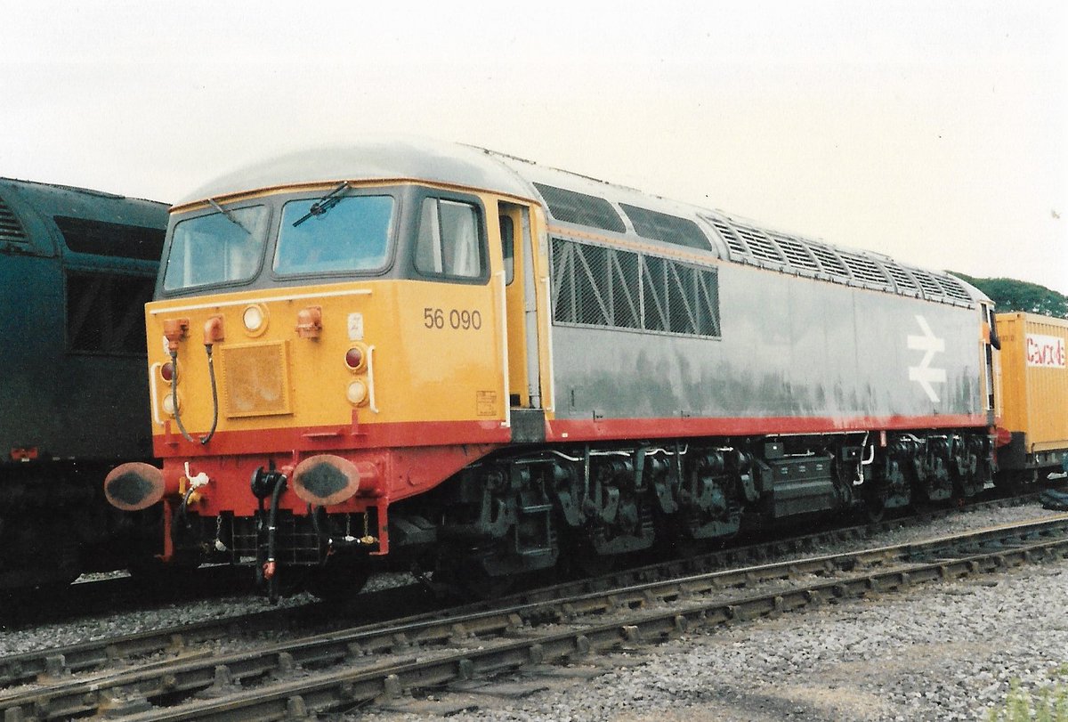 SalopianLyne's tweet photo. Ferryhill 30th June 1987
Recently outshopped from Crewe Works in Railfreight Red stripe colours, British Rail Class 56 diesel loco 56090 heads a Cawoods containerised coal train
Still has red buffer heads!
#BritishRail #Ferryhill #Class56 #Railfreight #RedStripe #trainspotting 🤓 https://t.co/Ah2EOlCAo3