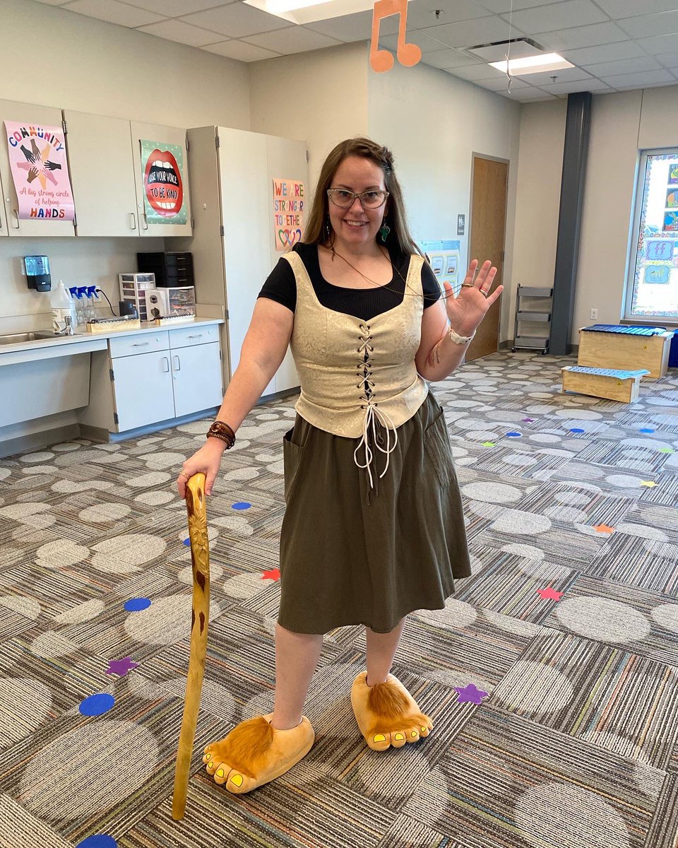 MissHarmony307's tweet image. Wonderland Wednesday was full of wondrous people from far away lands! Including, a hobbit from the Shire! 

#musicwithmissharmony #dressupdaysarethebest #homecoming2022 @NetZeroLee #RJLyear9 #RJLadventures
