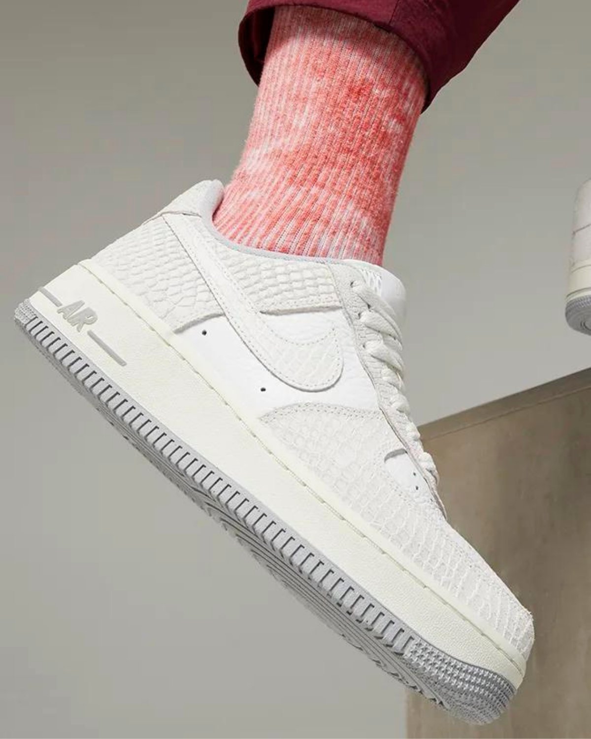 Nike on X Delivering the perfect amount of wild. The Women s Air Force 1 07 Summit White and Wolf Grey Available at 10am ET https t zt4OS1OR9h https t pMEqMpgSsL X