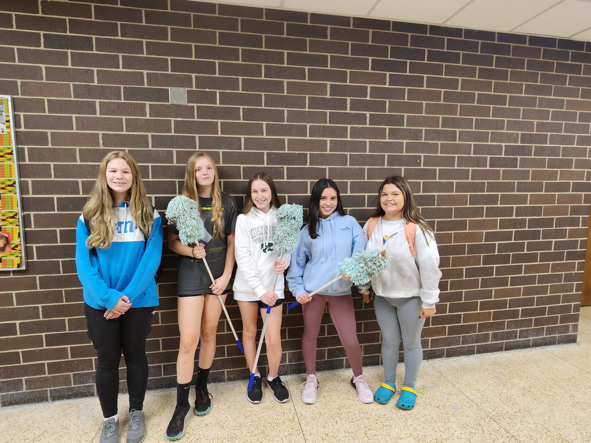 Kinder Kennedy putting our hands to good use on this beautiful fall day.
Picking up trash, taking down cobwebs and doing a little weeding. 
#manyhandsmakelightwork #KinderKennedy <a href="/KinderKennedy/">Kinder Kennedy</a>