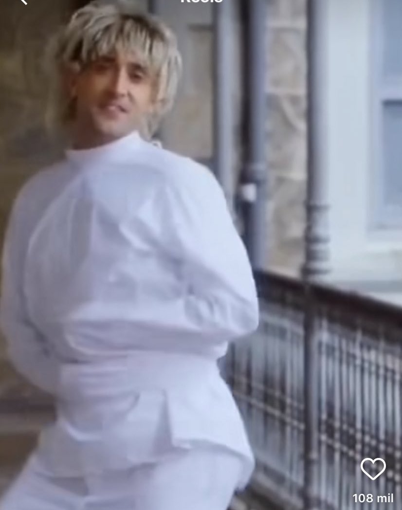 avoltadela's tweet image. “Vestir a camisa da empresa”.
A camisa